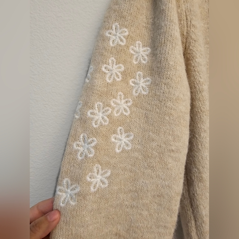CeCe Beige Sweater with White Floral Details - Picture 4 of 6